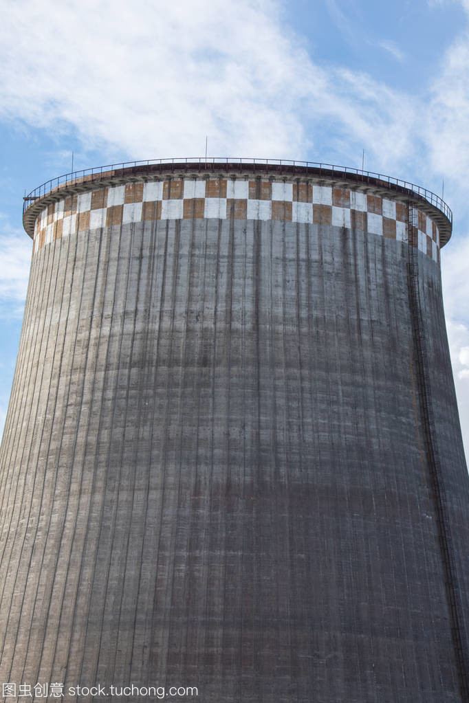 冬热电站蒸汽冷却塔在蓝天背景下的作用与美学